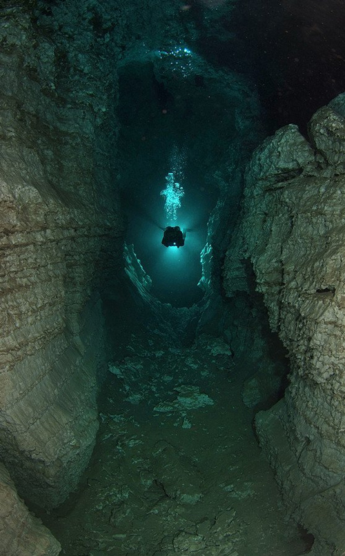 Dive into underwater labyrinths