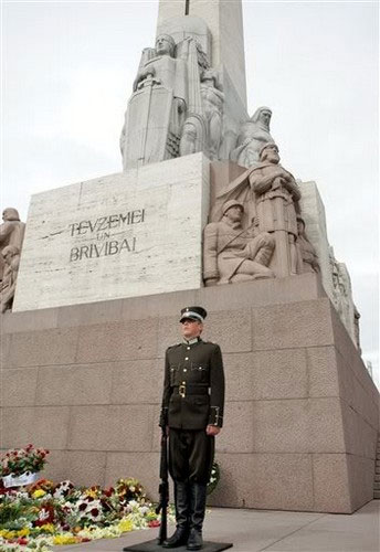 Freedom_Riga_Monument2